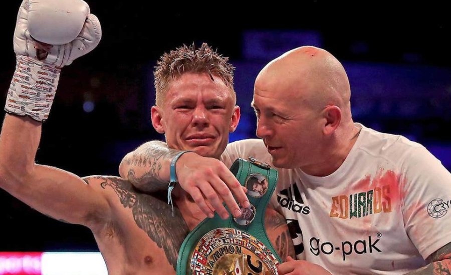 Charlie Edwards súlycsoportot vált