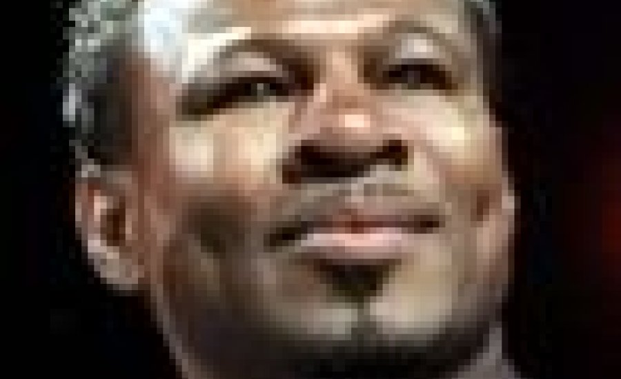 Mosley KO-t ígér Mayweathernek