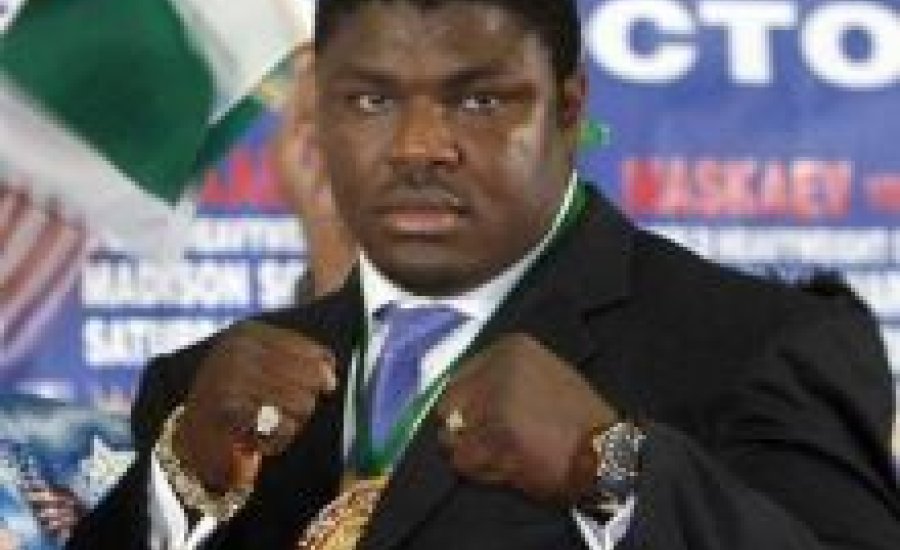 A „Nigériai Rémálom” aláírt a Top Rank-hez