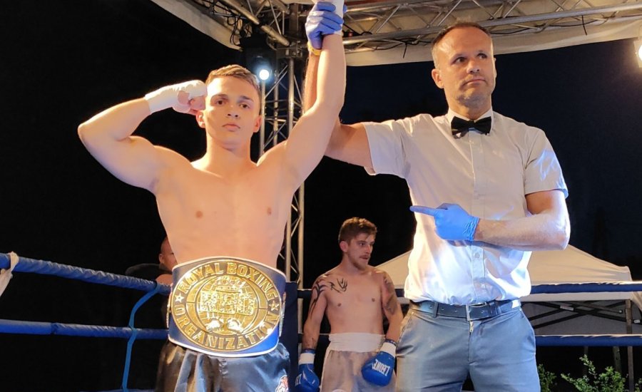 Surman Áron sikerrel debütált a profik között