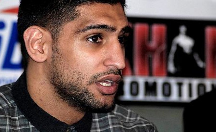 Khan megúszta a verekedést