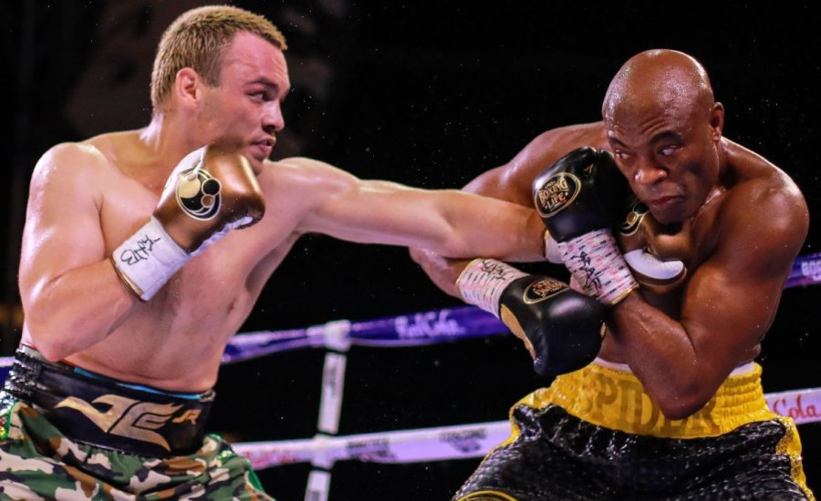 Az MMA-legenda legyőzte Chavez Jr-t ökölvívó mérkőzésen