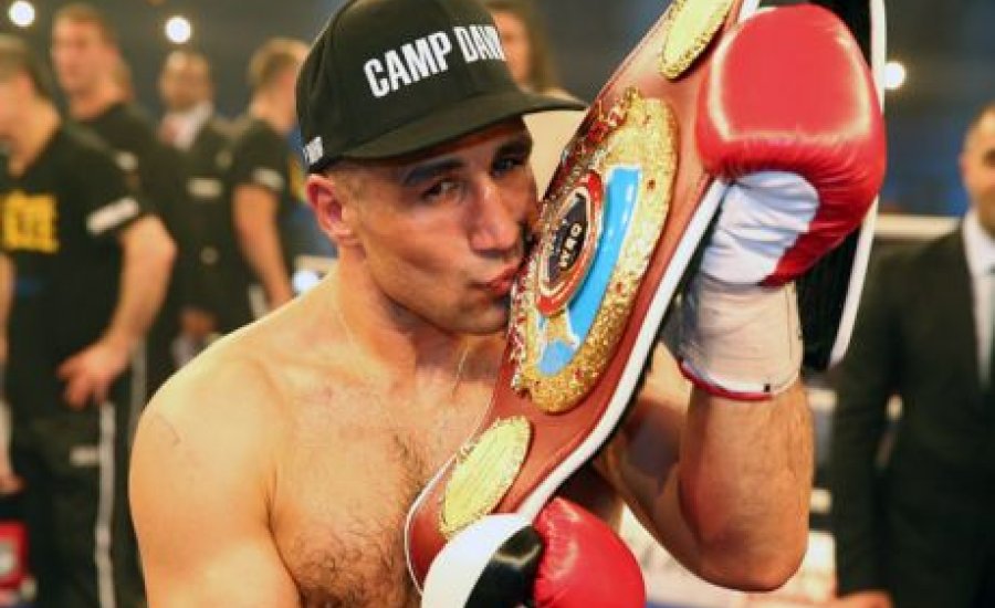 Abraham november 21-én védi övét