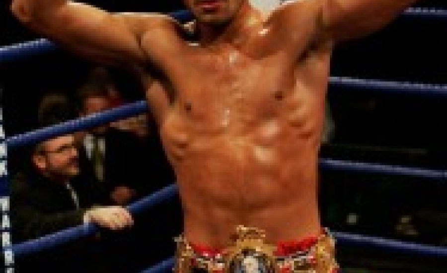 Warren ajánlatot tett volt bokszolójának, Amir Khannak