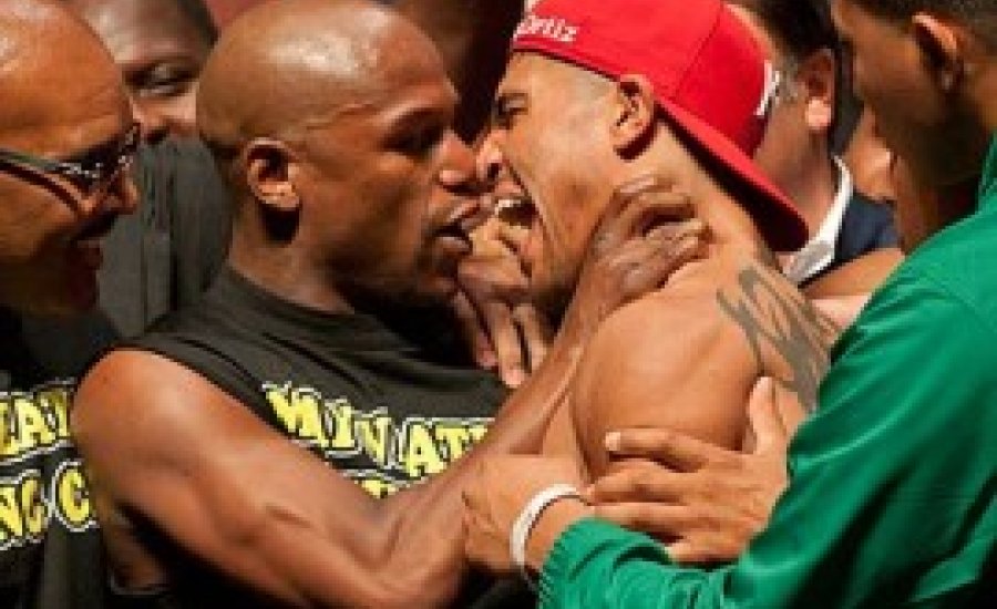 Mayweather fojtogatta Ortizt a mérlegelésen