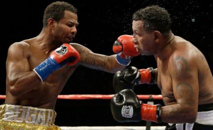 Mosley kiütéssel nyert