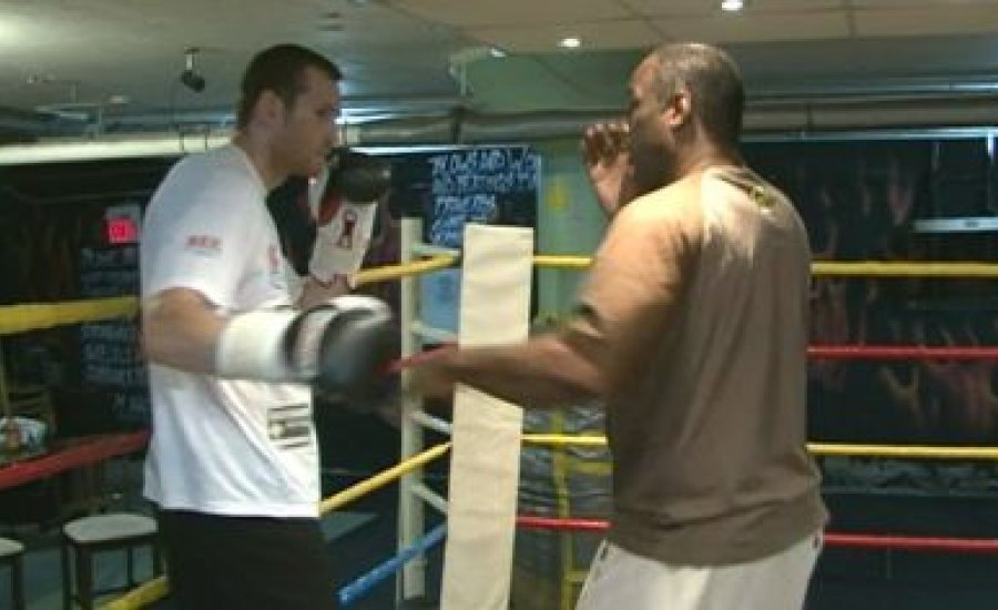 Lennox Lewis segíti David Price-t
