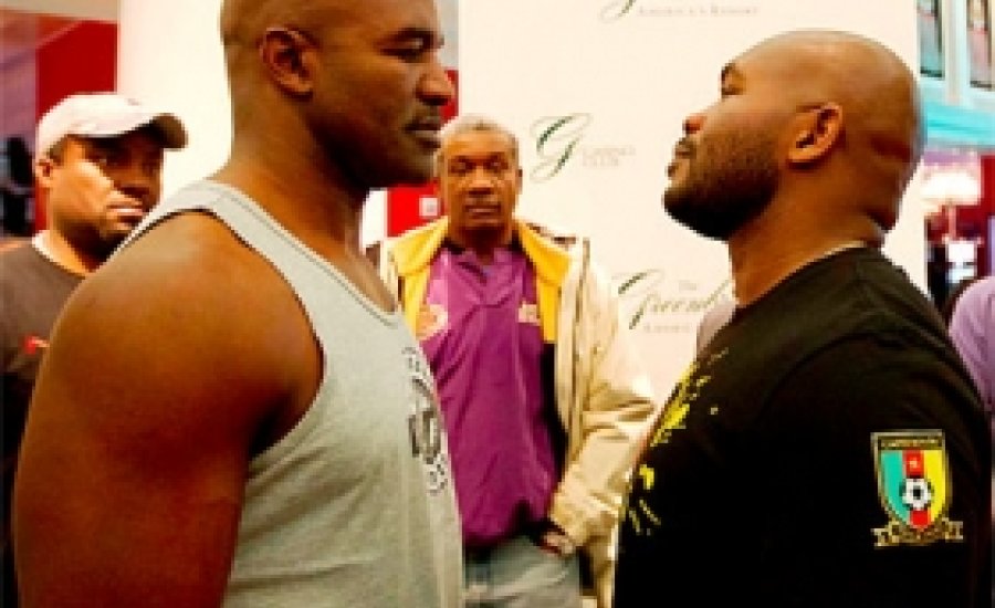 Evander Holyfield rekordsúllyal mérlegelt