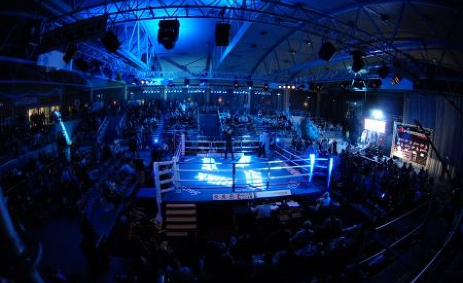 Telt ház előtt, magyar sikerekre várva