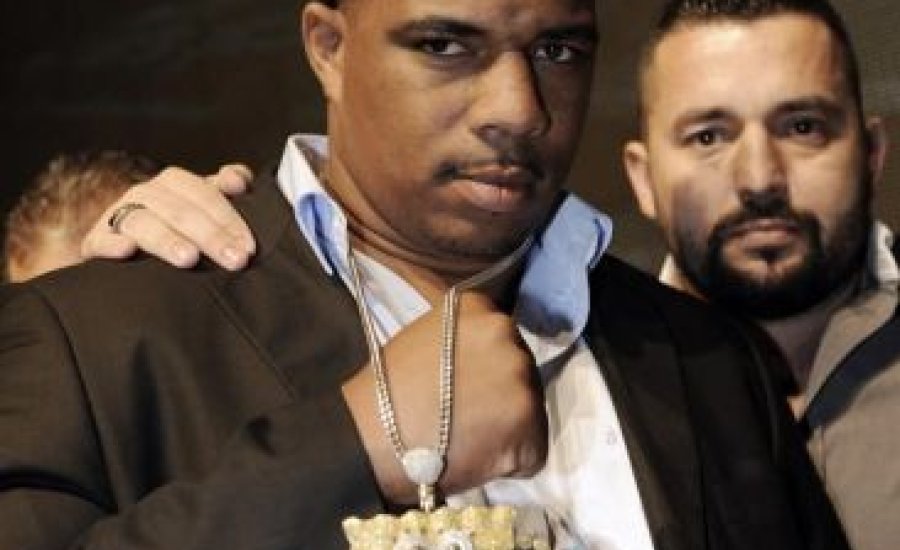 Solis pénteken veretlen bunyós ellen tér vissza