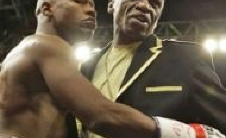 Mayweather Jr. édesapjával készül Guerrero ellen
