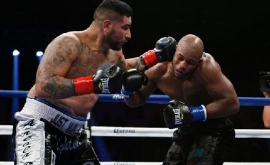 Arreola elsöpörte Mitchellt