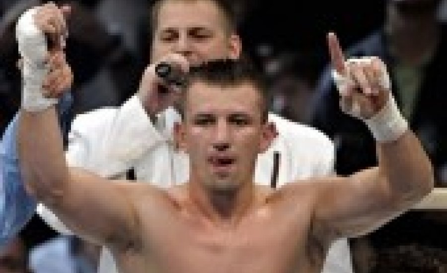 Solis kihívta Adameket, de ő egy újabb hústornyot nézett ki