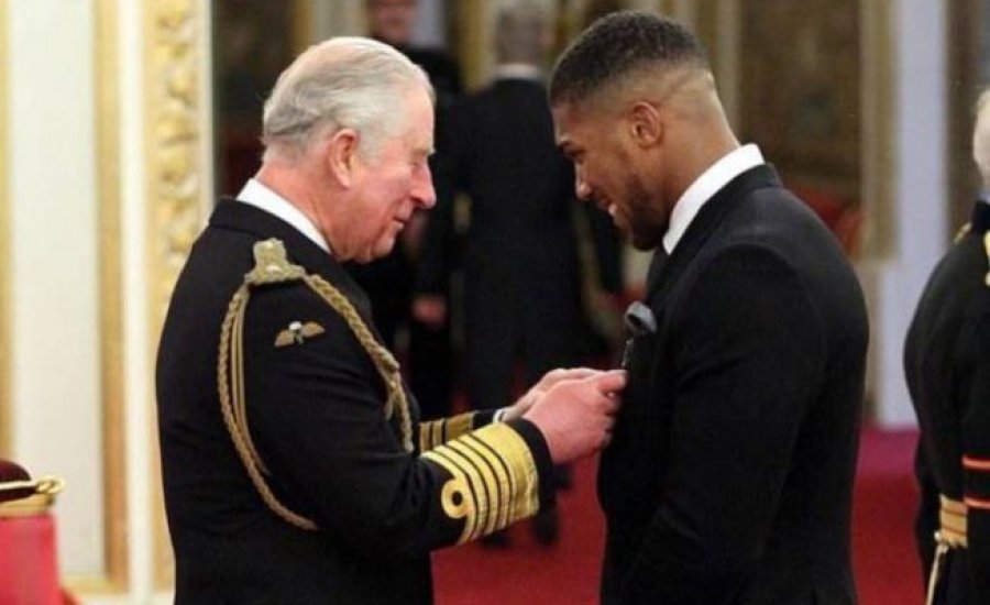 A koronavírusos Károly herceggel találkozott az ökölvívó világbajnok