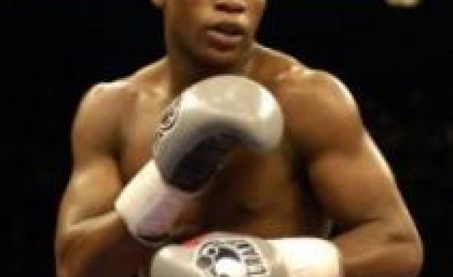 Lennox Lewis: csak két embernek van esélye elkapni Floyd Mayweathert