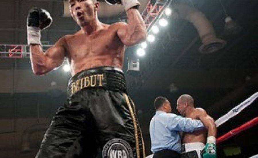 Sumenov TKO-val védte meg vb-címét