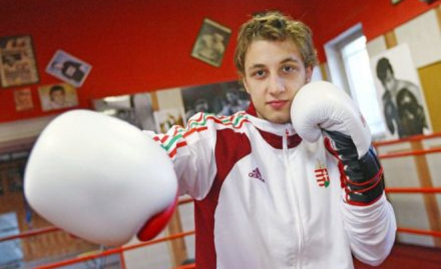 Lennox Lewis óvja a lányoktól a bokszbajnokot