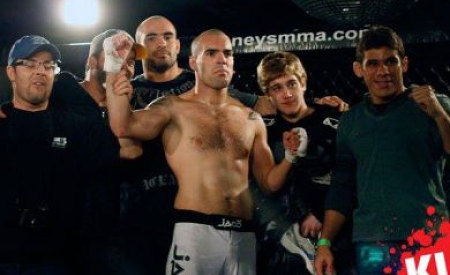 Modern mítosz a ketrecen belül és kívül