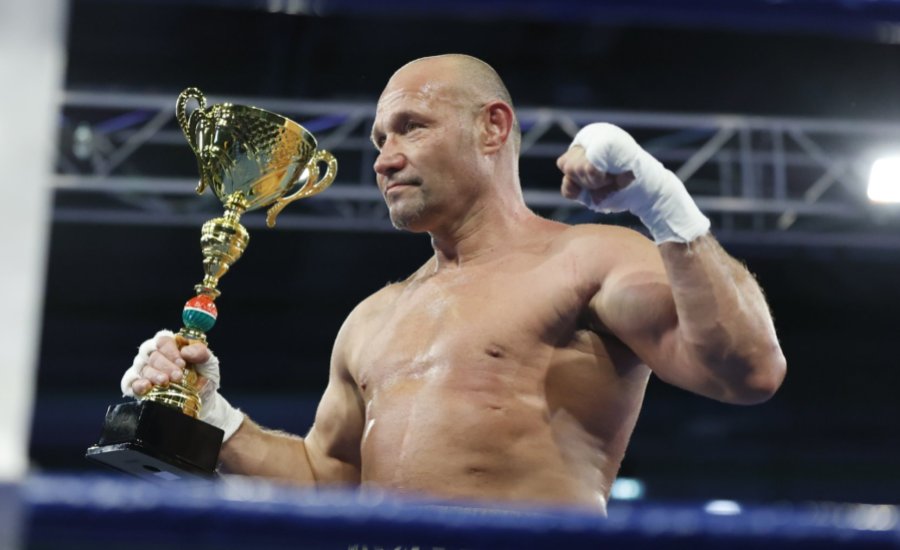 „Pikk Pakk” Gyuszi nyerte a veterán bunyósok küzdelmét