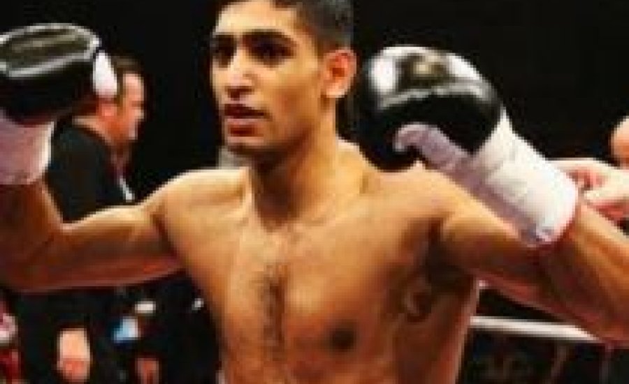 Amir Khan hat támadóval bánt el