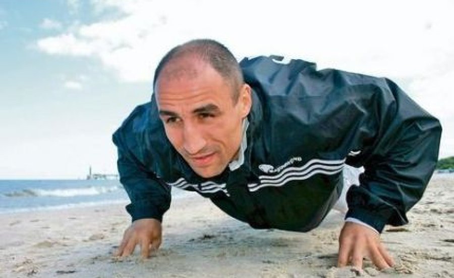 Abraham október 26-án bokszol legközelebb