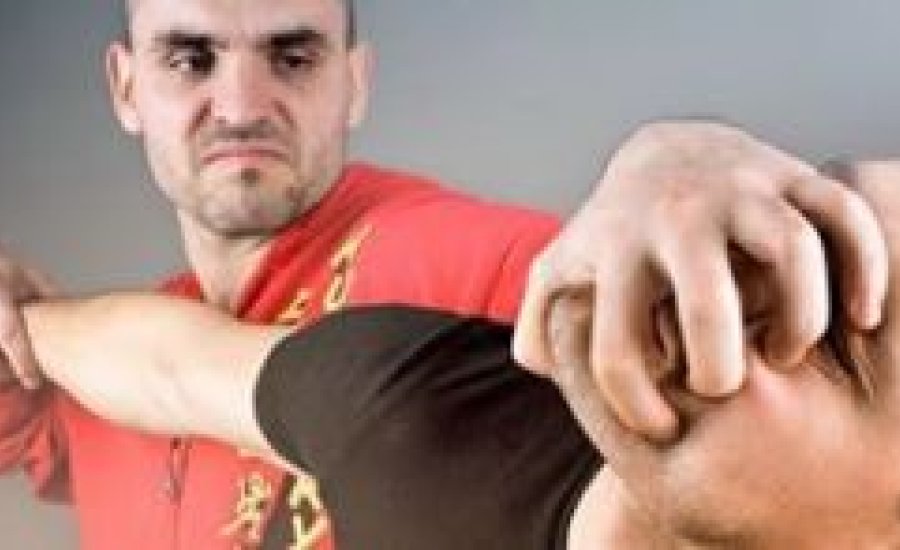 Botharc és késharc teljes erővel