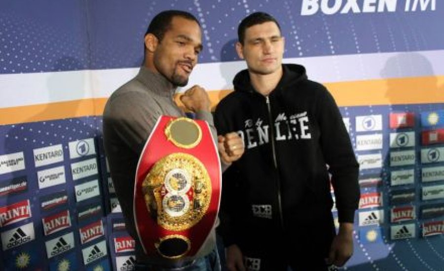 Hernandez és Alekszejev mérlegelt