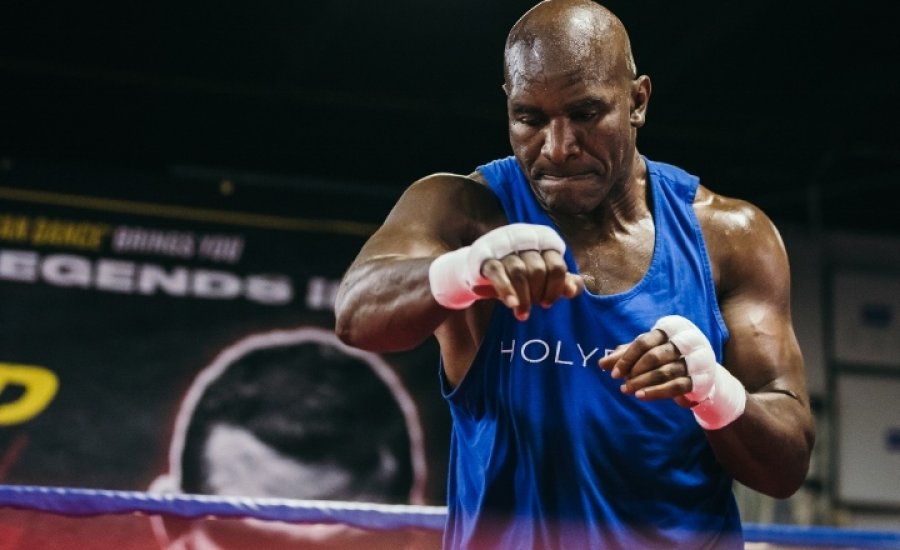 Evander Holyfield nyilvános edzése - videó