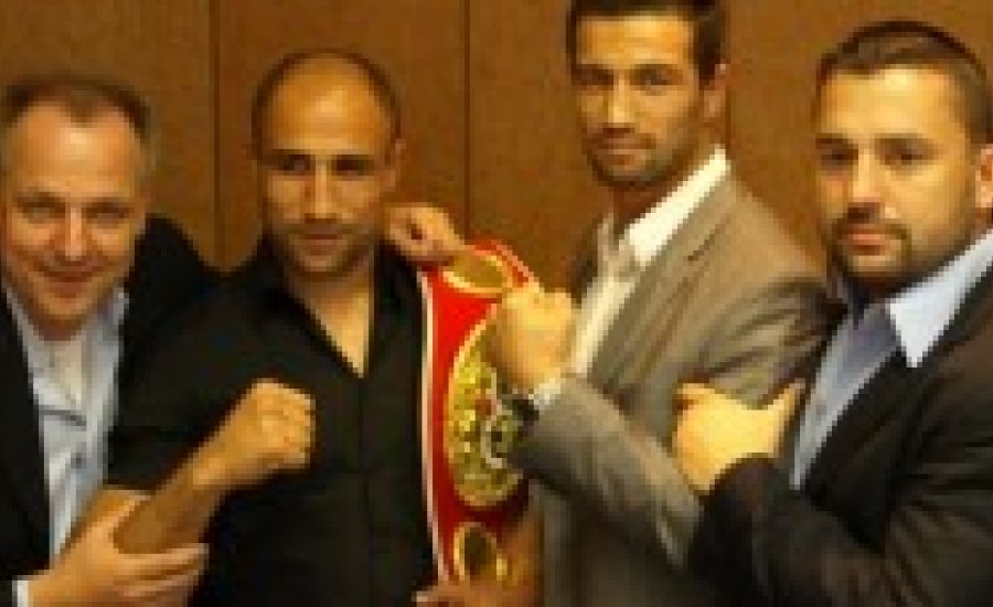 Abraham és Oral nyugodt sajtótájékoztatója