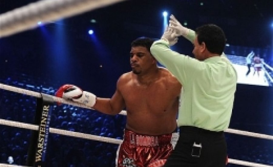 Leütötték és megsérült vagy megsérült és lement?