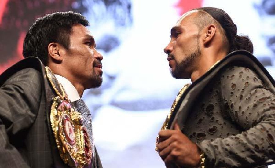 Egy szenátor azokkal a kis „T-Rex” karokkal