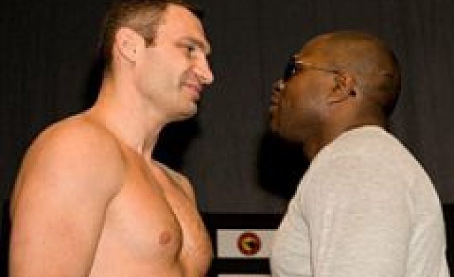 Klicsko és ellenfele mérlegelt