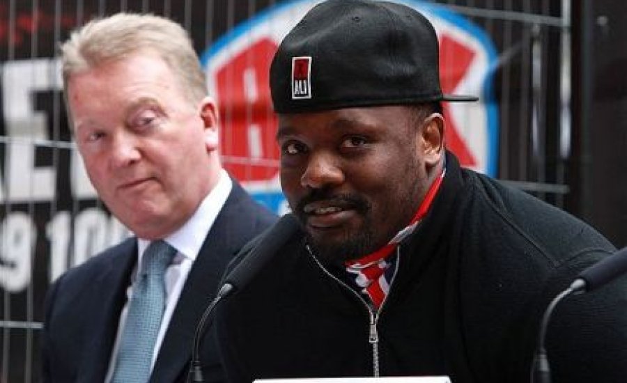 Warren kidobta Dereck Chisorát