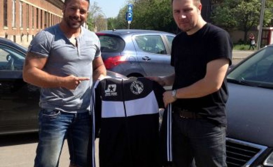 Jon Doe áll Psycho mögött