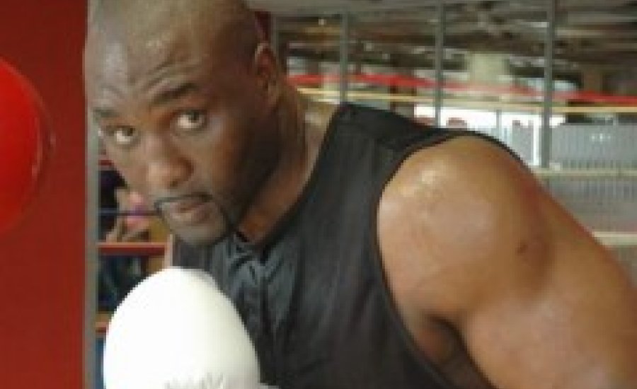 Dupla pofára esés: Danny Williams pénzt követel