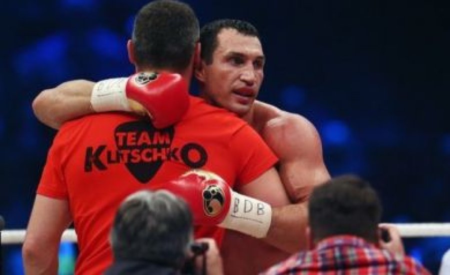 Klicsko puhára vertre az orosz medvét