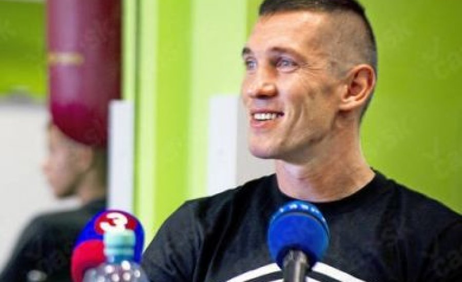 Pénteken tart sajtótájékoztatót „Tomi Kid”