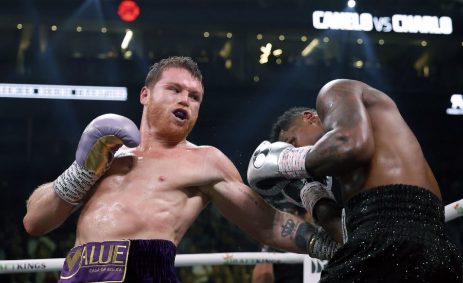 Canelo erőt demonstrálva nyert Charlo ellen