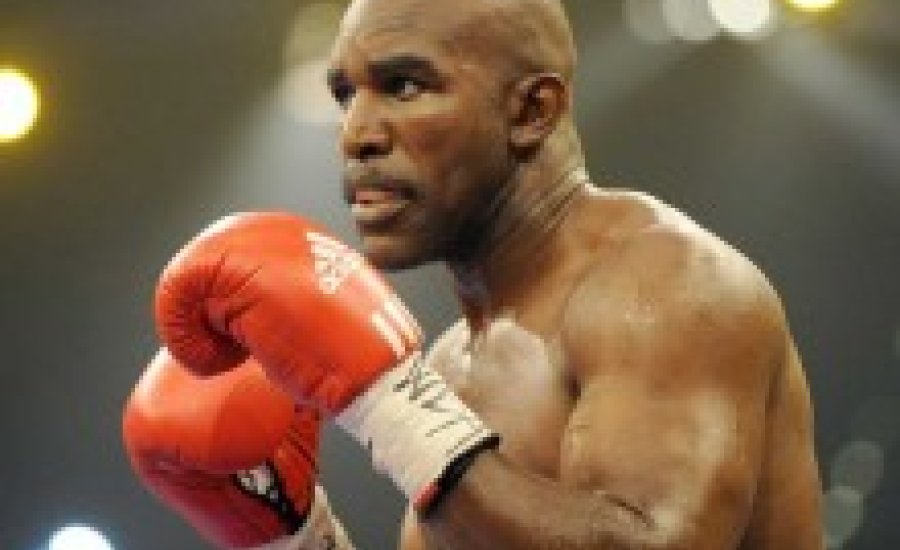 Evander Holyfield a WBF vb-címért bokszol Botha ellen