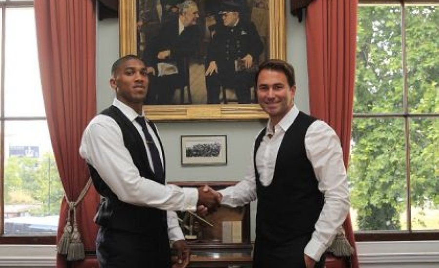 Anthony Joshua további három évig a Matchroom-ban