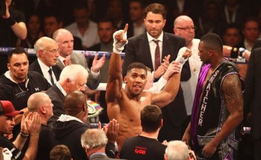 Joshua kiütötte Whyte-ot