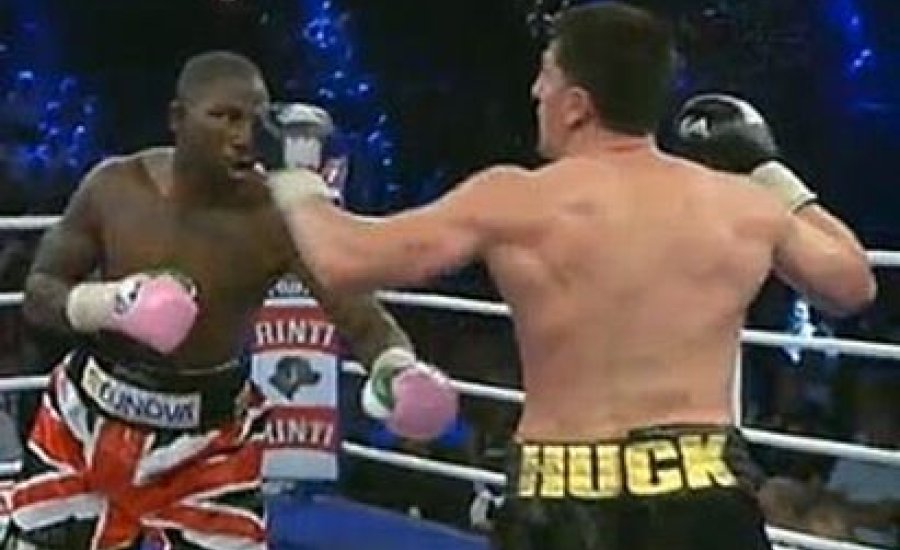 Marco Huck szoros meccsen legyőzte Afolabit