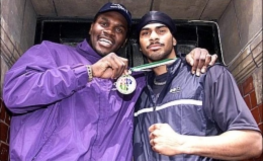 Warren harcba küldené Harrisont Haye ellen