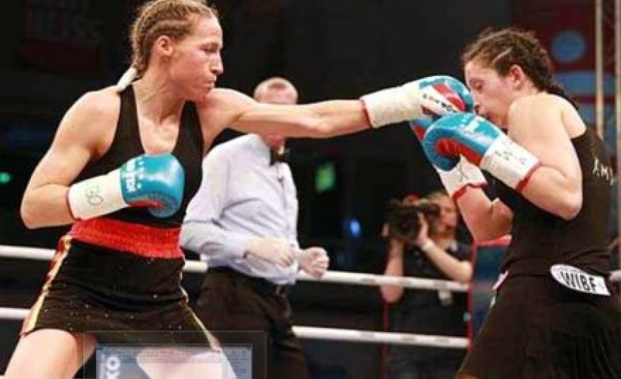 Chamie Gina könyöke hat menetet bírt Kühne ellen