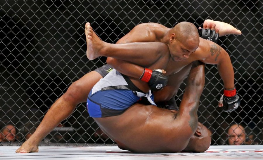 DC megvédte nehézsúlyú világbajnoki címét