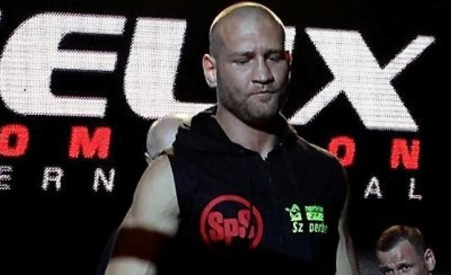 Pintye Szabolcs afrikai ellenféllel küzd Dunaújvárosban