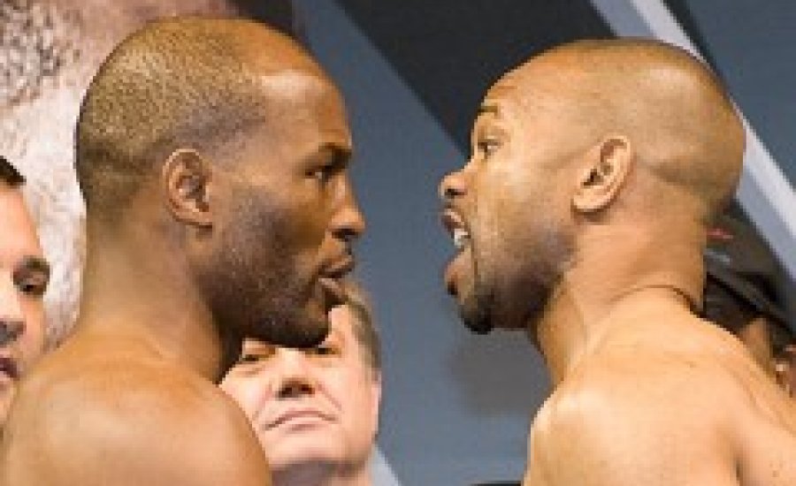 Roy Jones és  Hopkins súlyban egyenlő