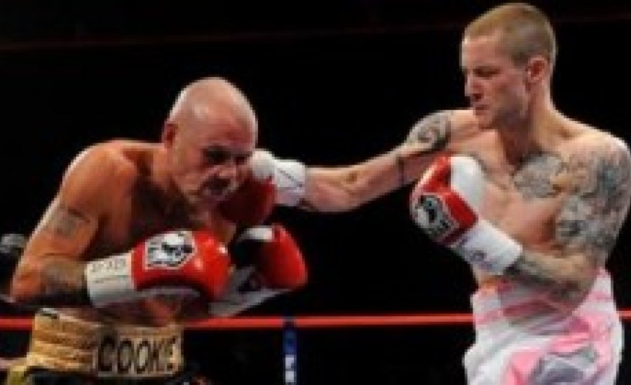 Burns gyorsan legyőzte a sérült Cook-ot