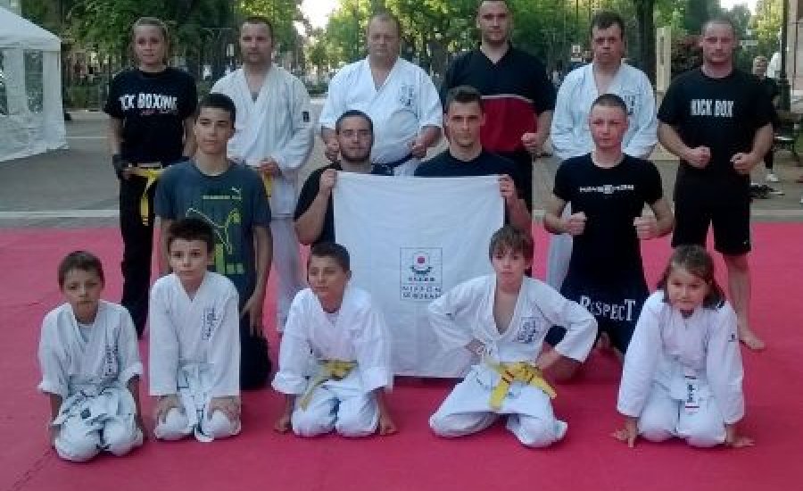 Harcművészek Békéscsaba főterén
