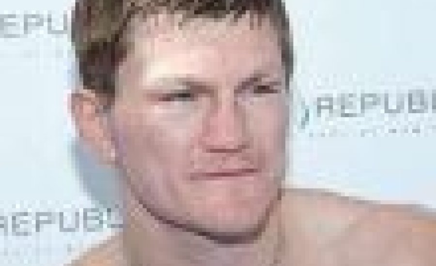 Ricky Hattont kiütötték, befejezi